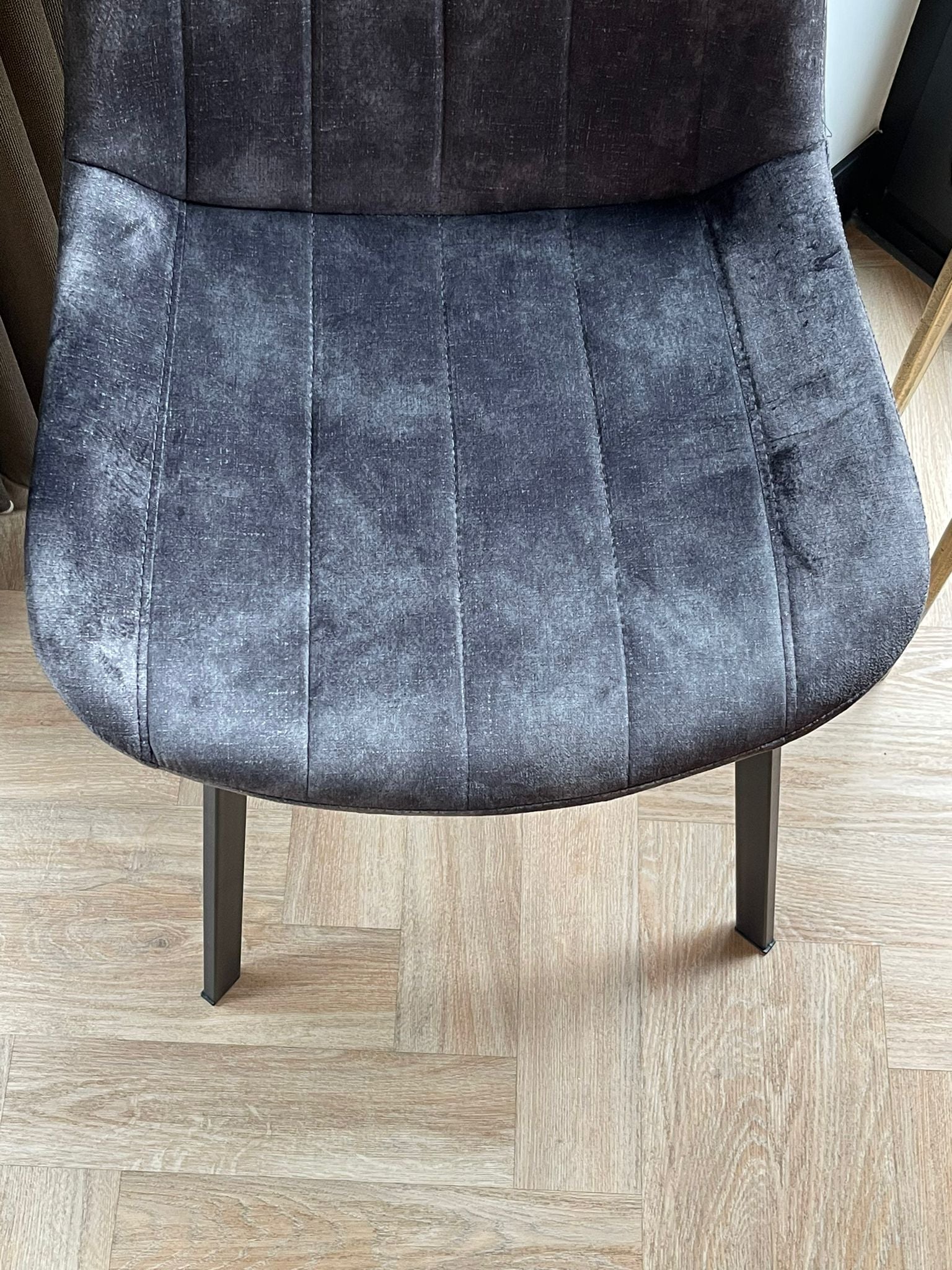 Eetkamerstoel Marilene velvet seat in grey with unique design and rectangular legs, perfect for modern home decor.